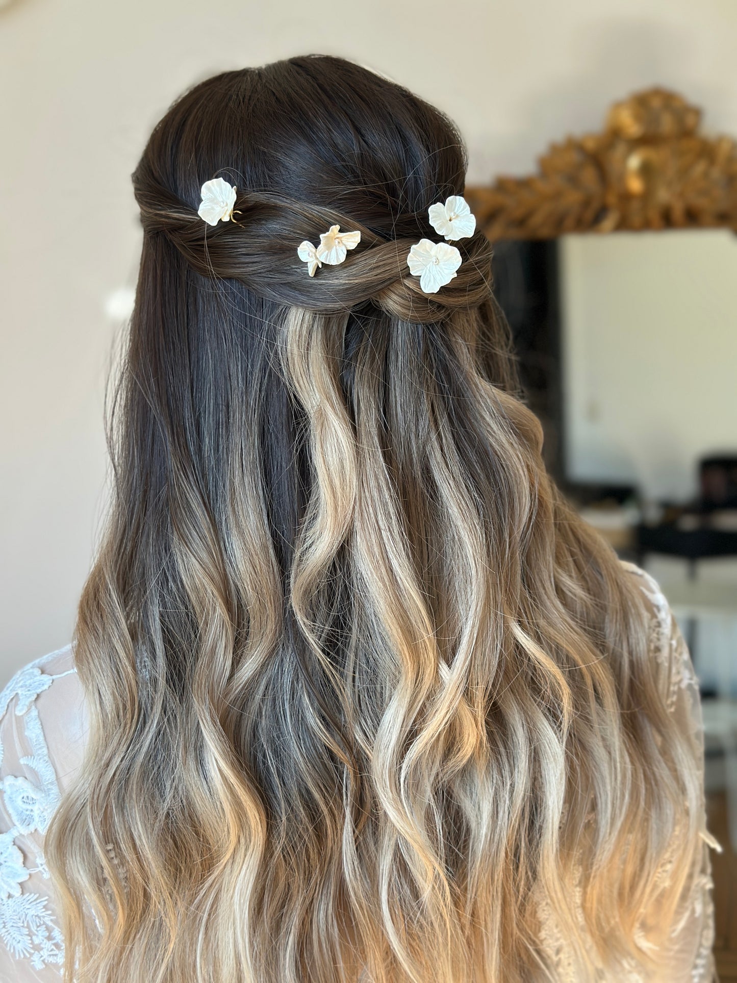 Pics à chignon fleurs et perles nacrées
