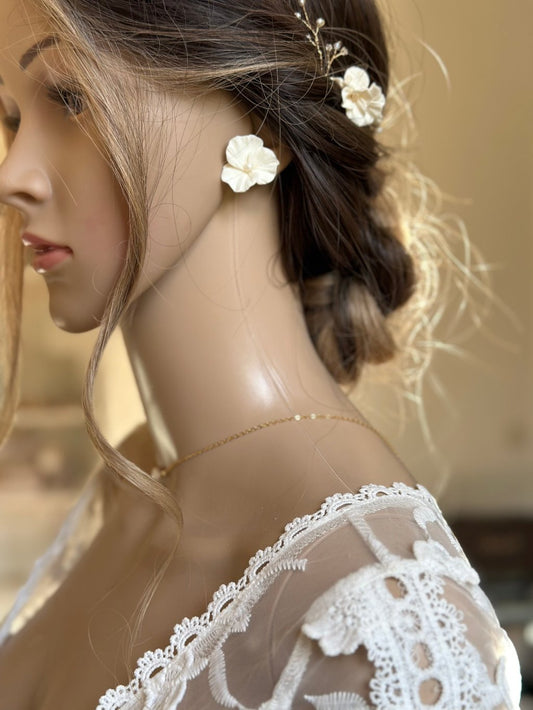 Boucles d'oreilles fleur blanche