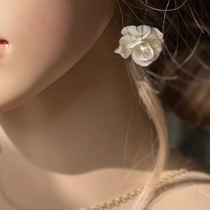 boucles d'oreilles fleur blanche