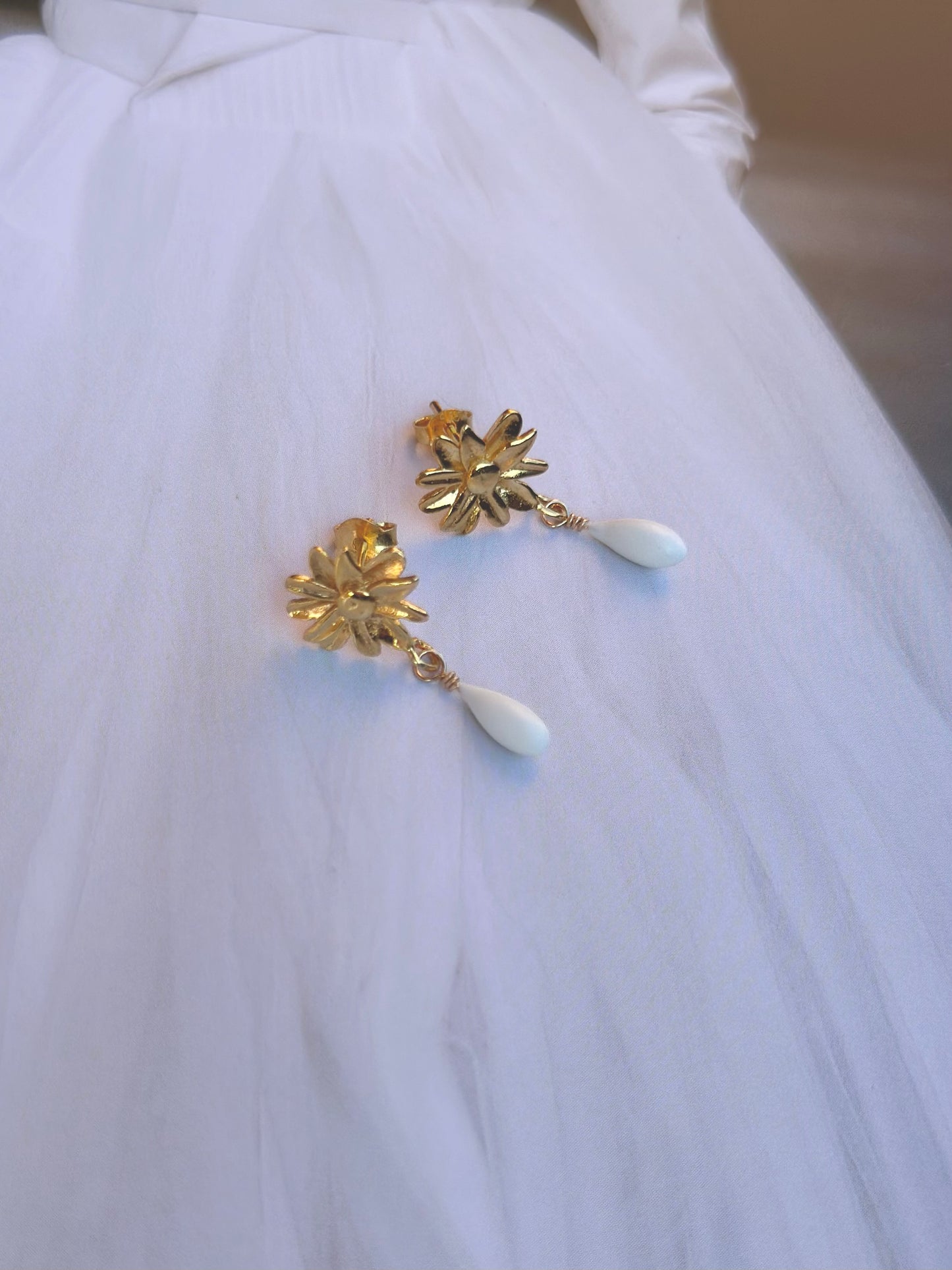 Boucles d'oreilles mariée et gouttes en porcelaine - Marguerite