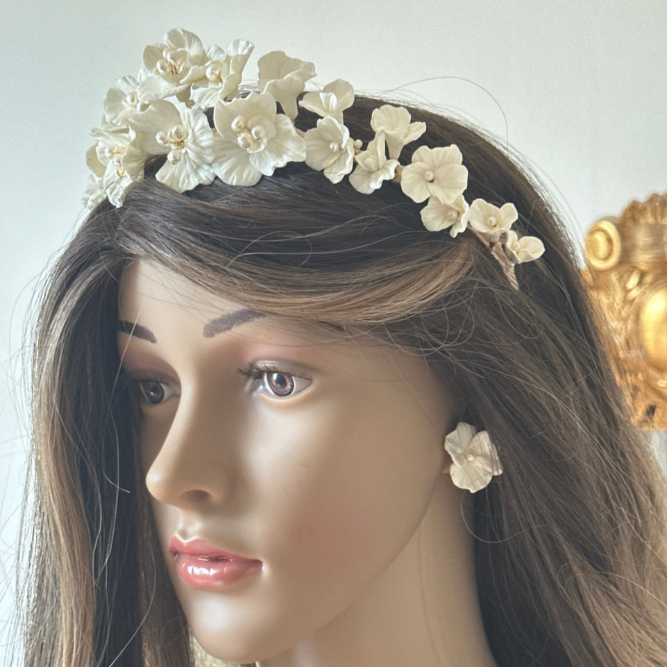 Couronne fleurs blanches et perles
