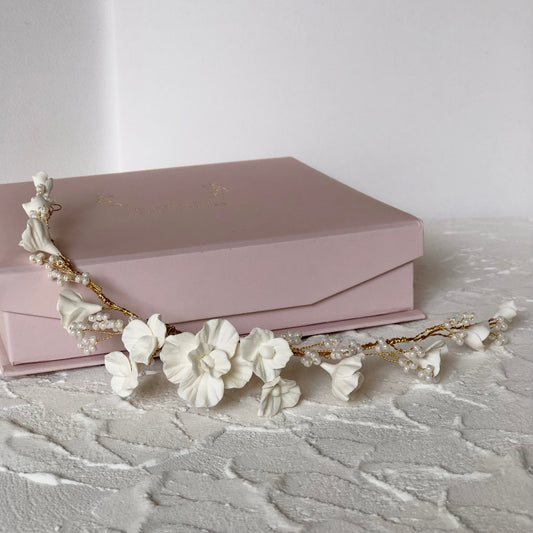 Vigne / Couronne arrière de tête fleurs en porcelaine froide et perles