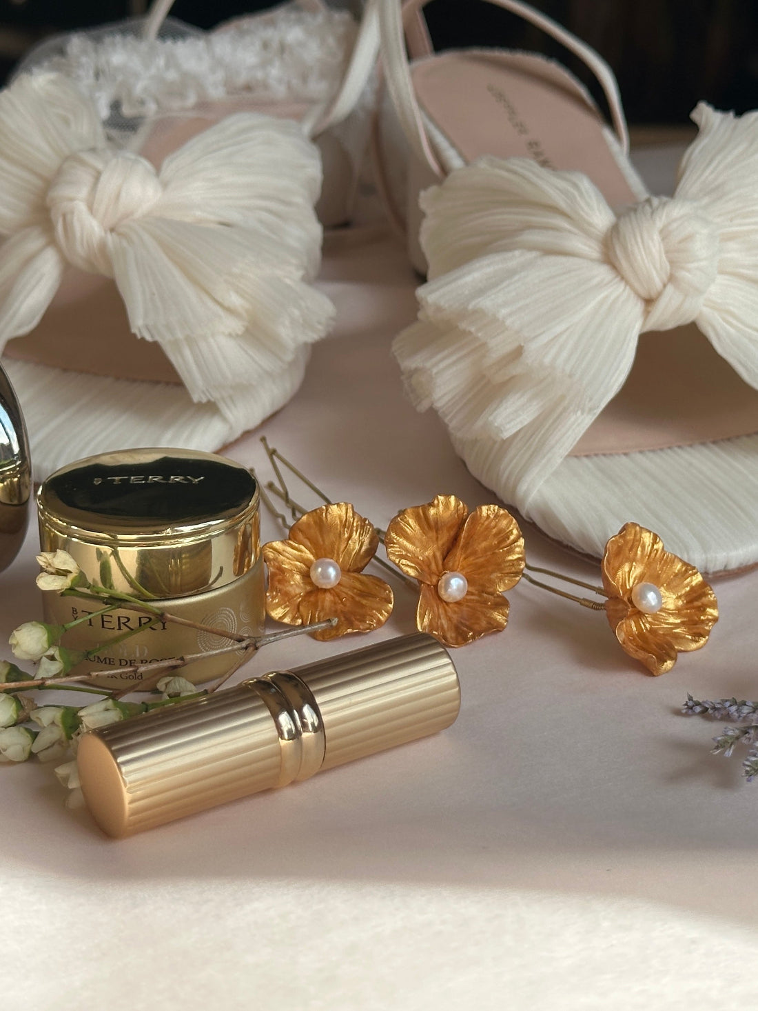 pic à chignon fleur dorée et perle