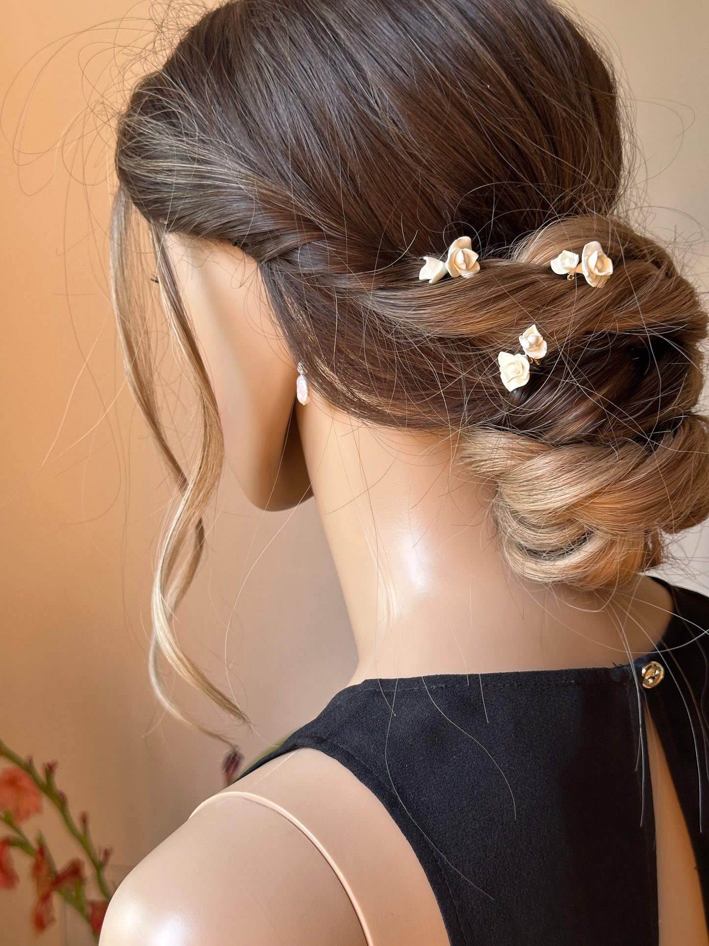 Pic chignon petites fleurs blanches mariée