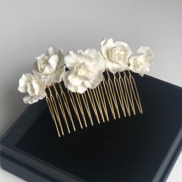 Peigne cheveux fleurs blanches