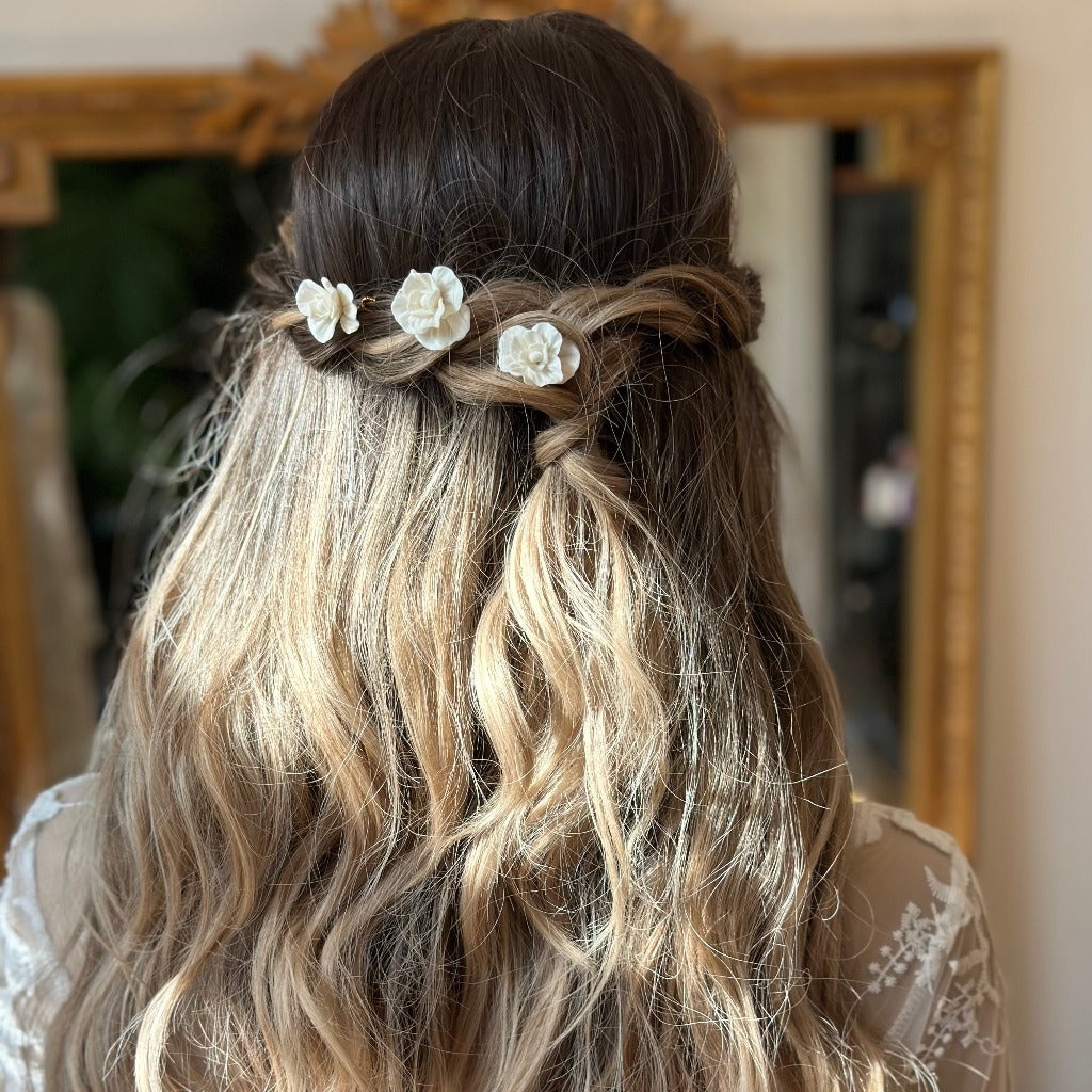 Bijoux cheveux mariée fleurs blanches en porcelaine froide - Elégancia Accessoires