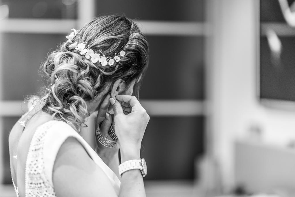 Une mariée avec une couronne de fleur et perles dans son chignon 