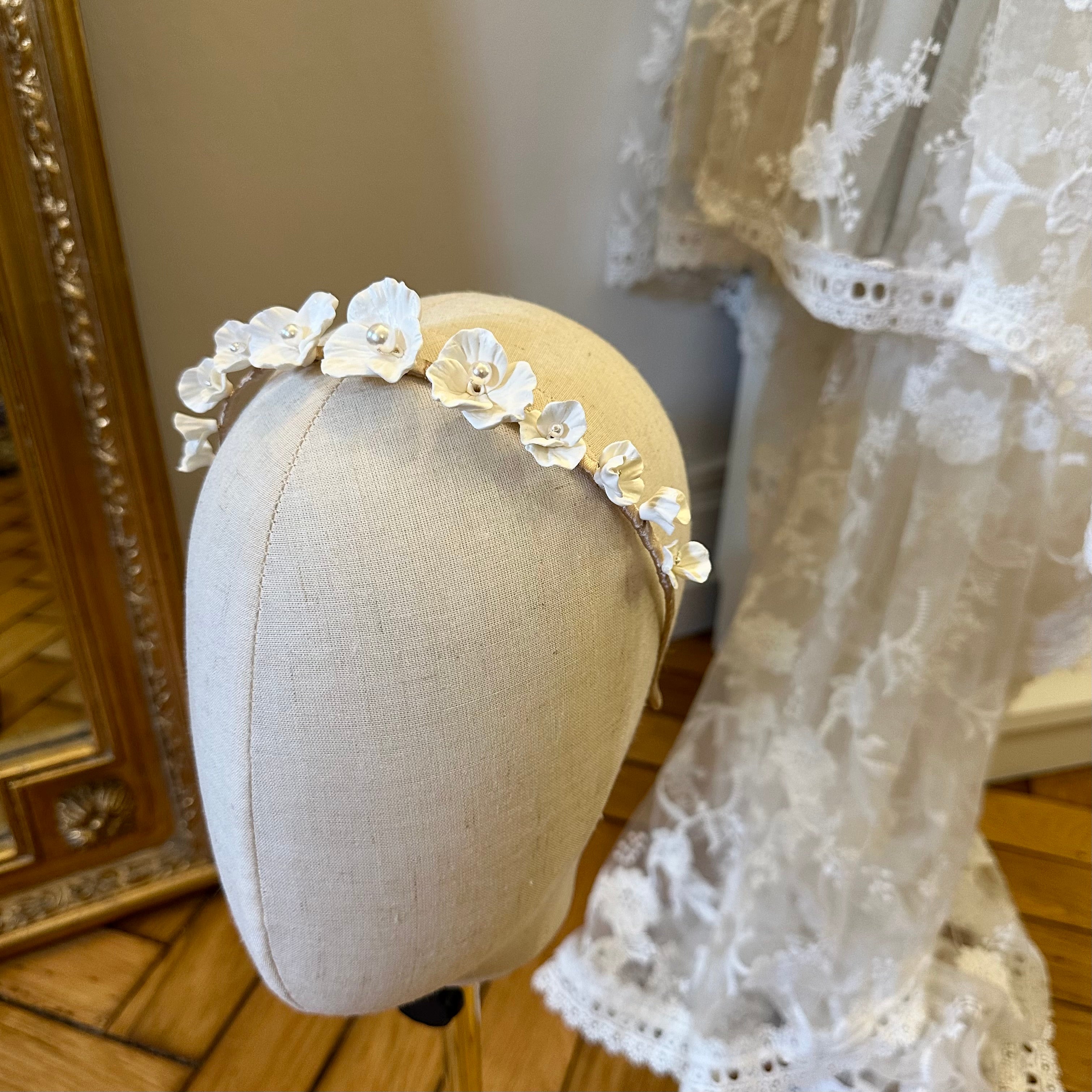 Couronne de fleurs en porcelaine froide et perles - Cassiopée