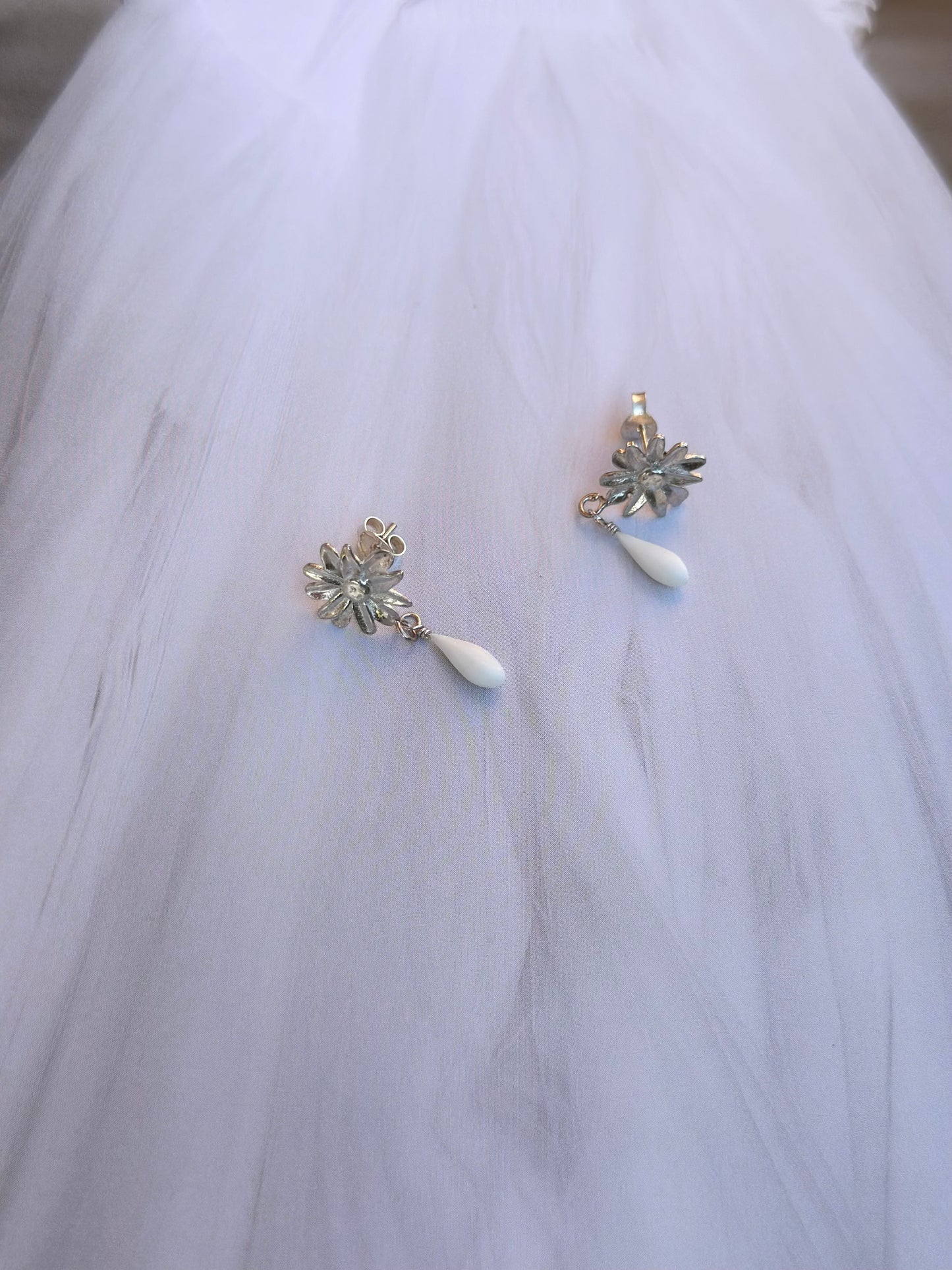 Boucles d'oreilles mariée et gouttes en porcelaine - Marguerite Argent