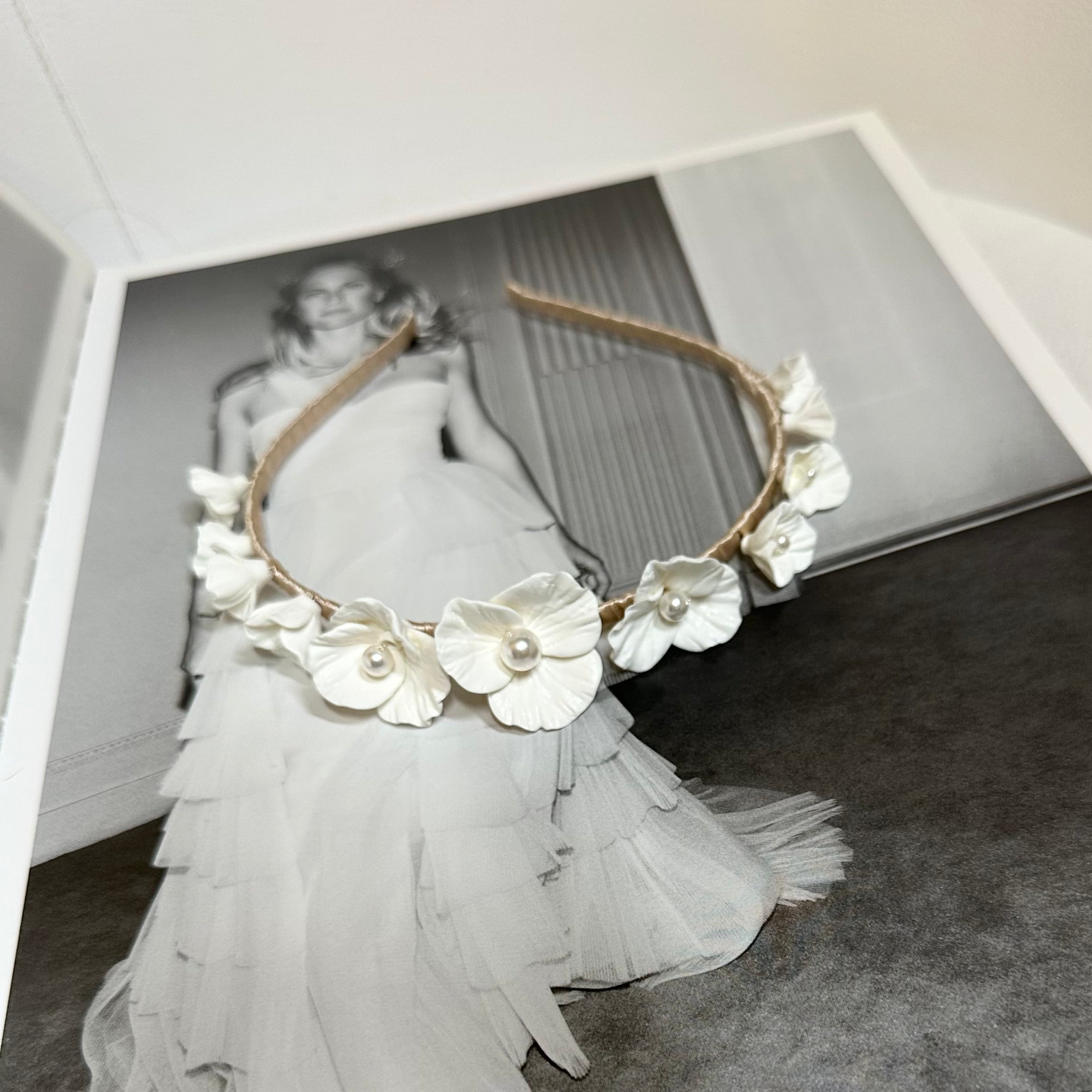 Couronne de fleurs en porcelaine froide et perles - Cassiopée