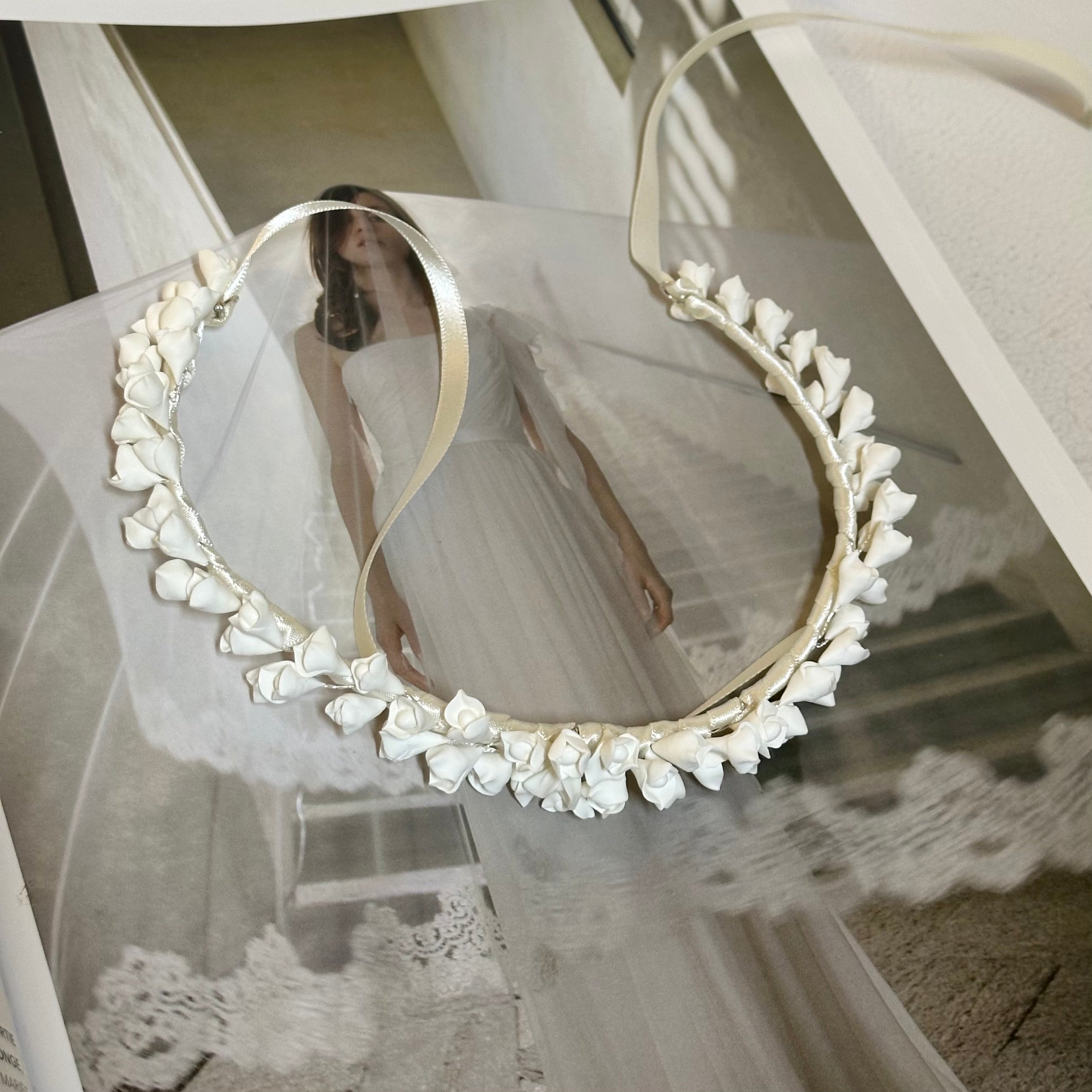Couronne de fleurs en porcelaine froide- Maya