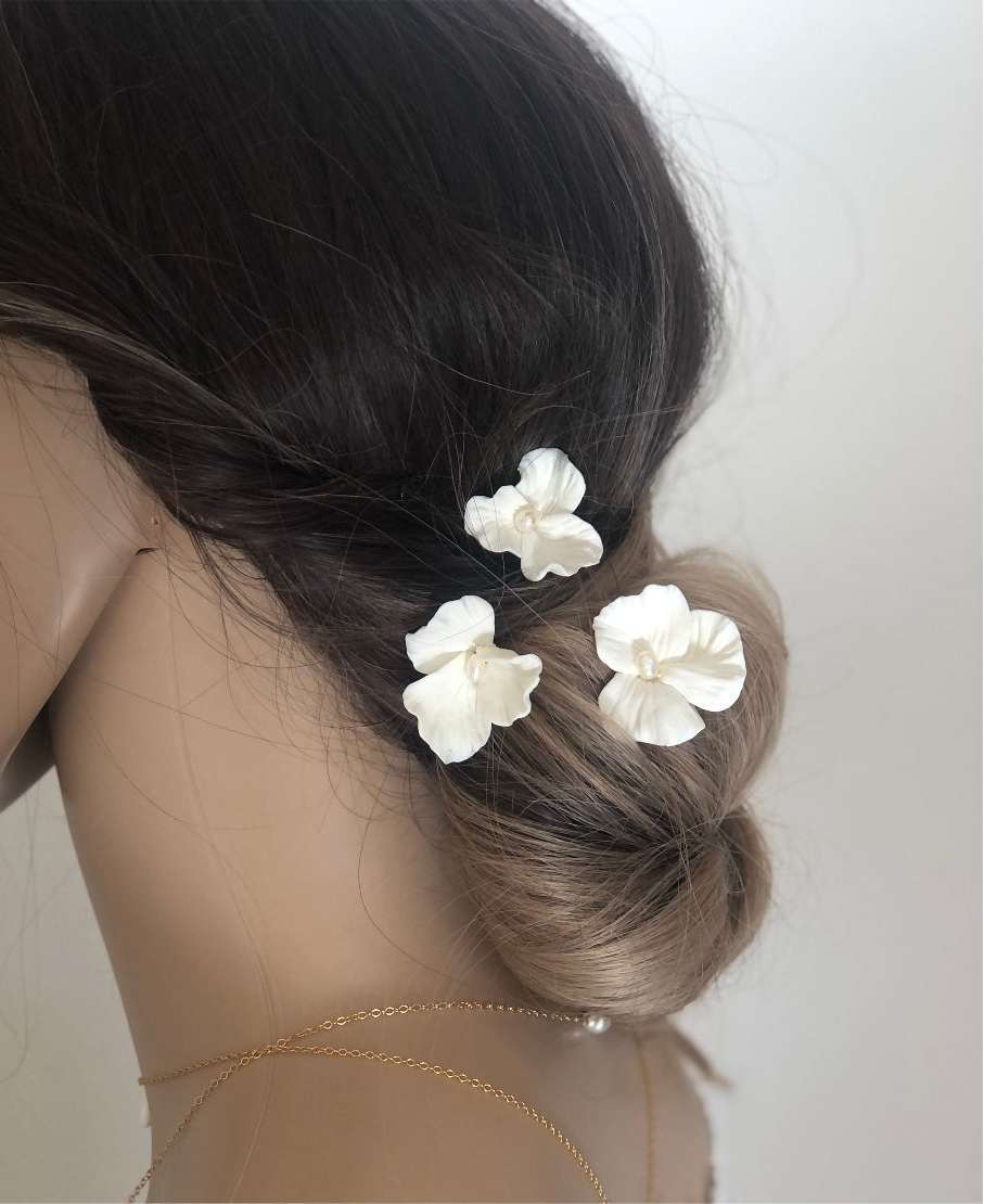 3 pics chignon mariage grandes fleurs et perles