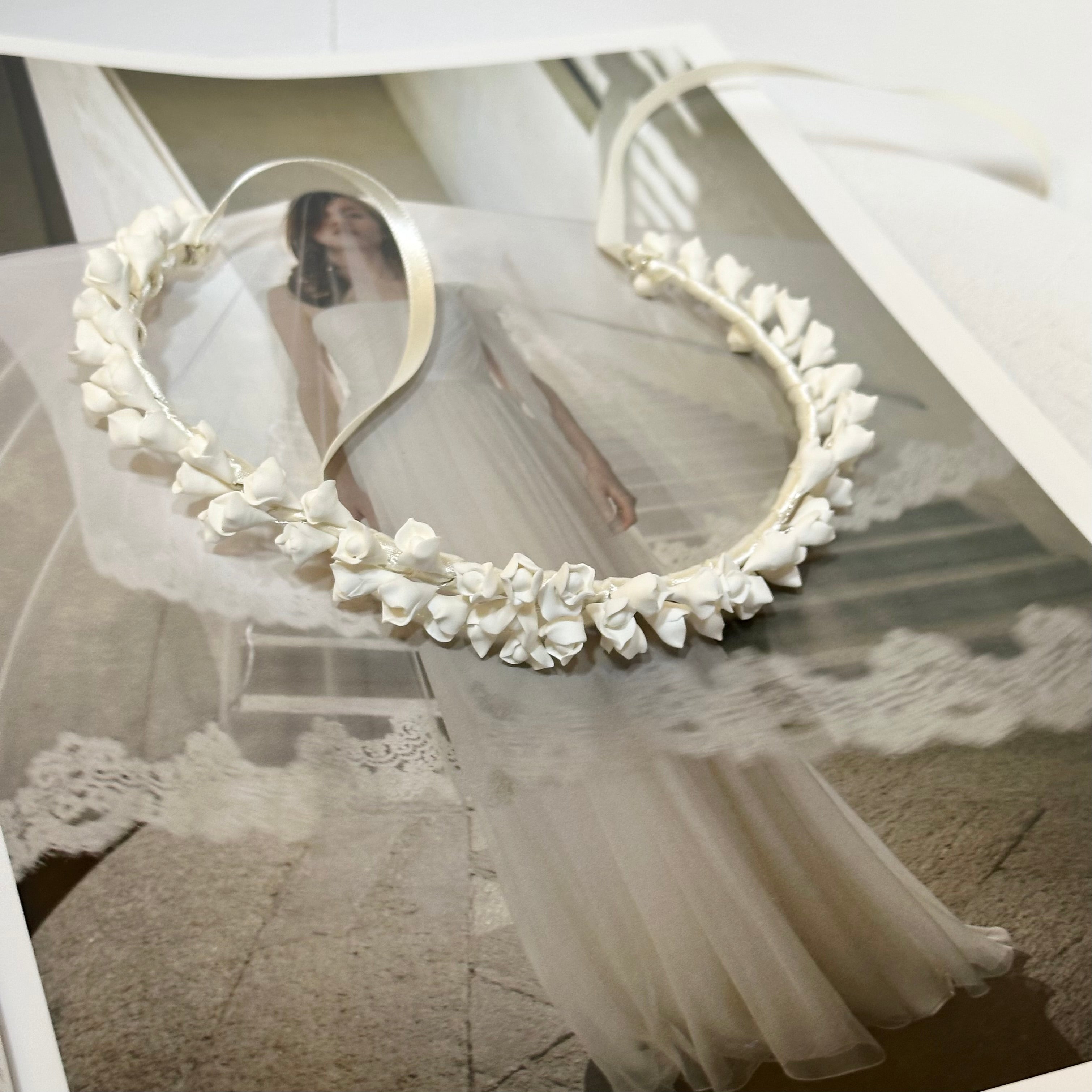 Couronne de fleurs en porcelaine froide- Maya