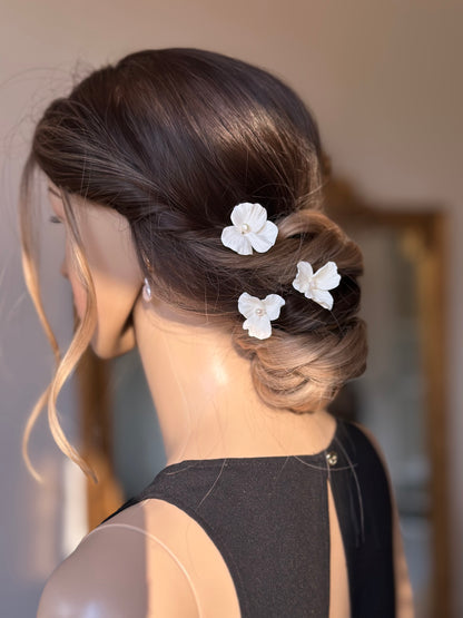 3 pics chignon mariage grandes fleurs et perles