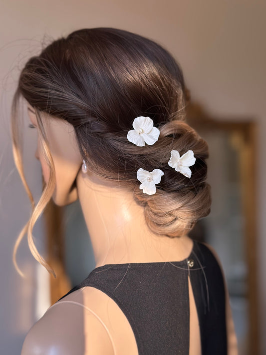 3 pics chignon mariage grandes fleurs et perles