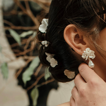 Bijoux de mariée en fleurs de porcelaine froide et perles d’eau douce – Création artisanale élégante