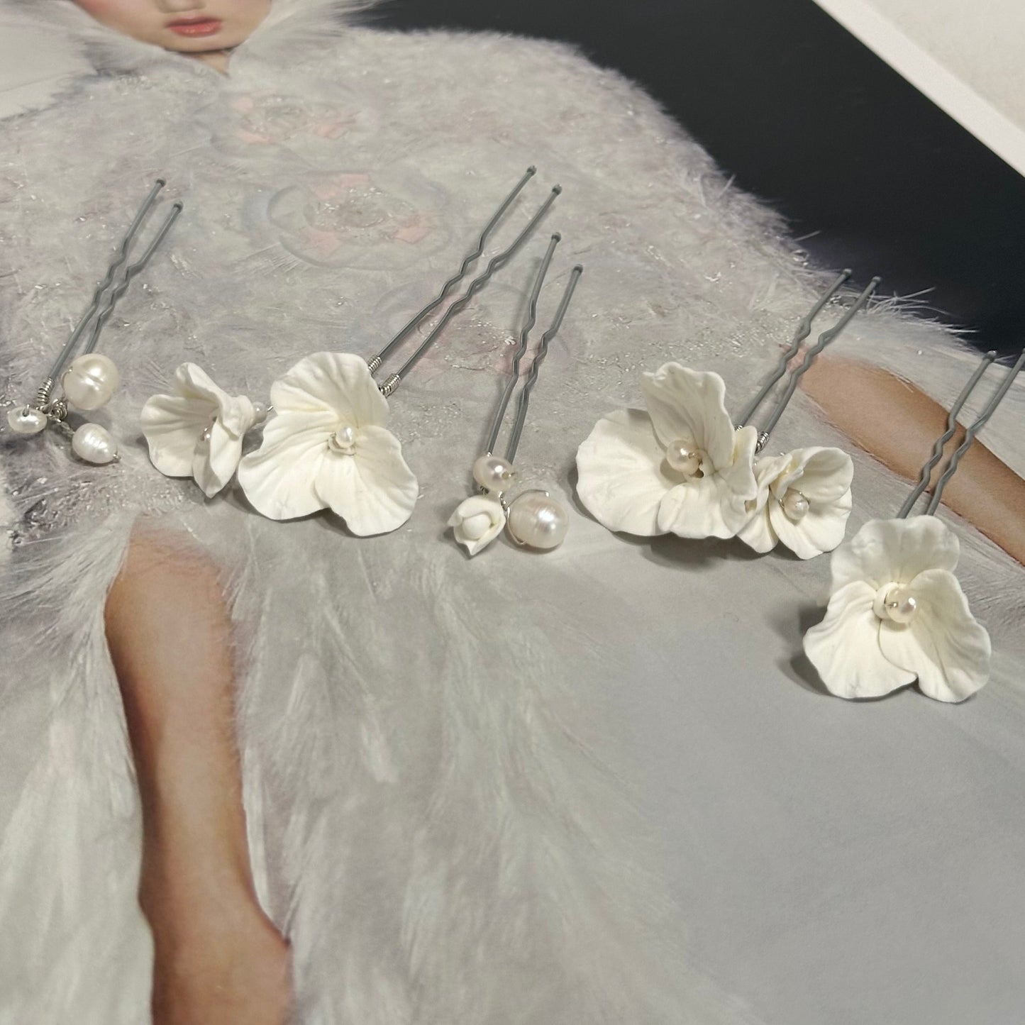 Bijoux de mariée en fleurs de porcelaine froide et perles d’eau douce – Création artisanale élégante