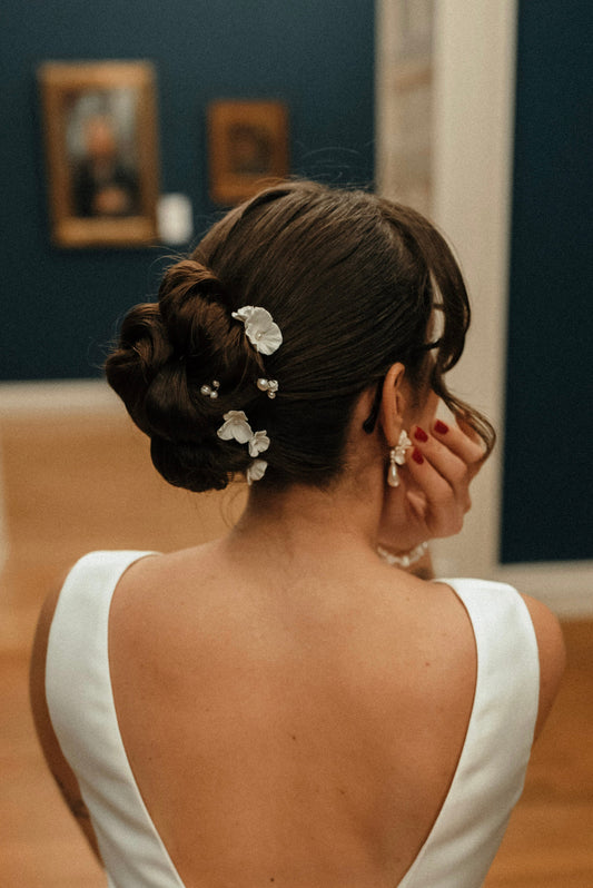 Bijoux de mariée en fleurs de porcelaine froide et perles d’eau douce – Création artisanale élégante