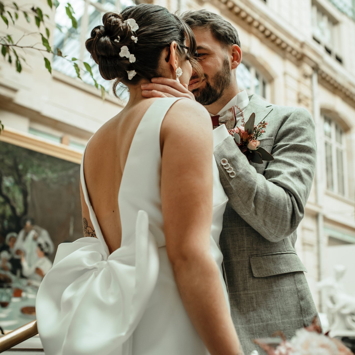 Bijoux de mariée en fleurs de porcelaine froide et perles d’eau douce – Création artisanale élégante