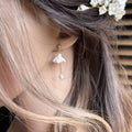 Boucles d'oreilles pendantes mariées fleuries