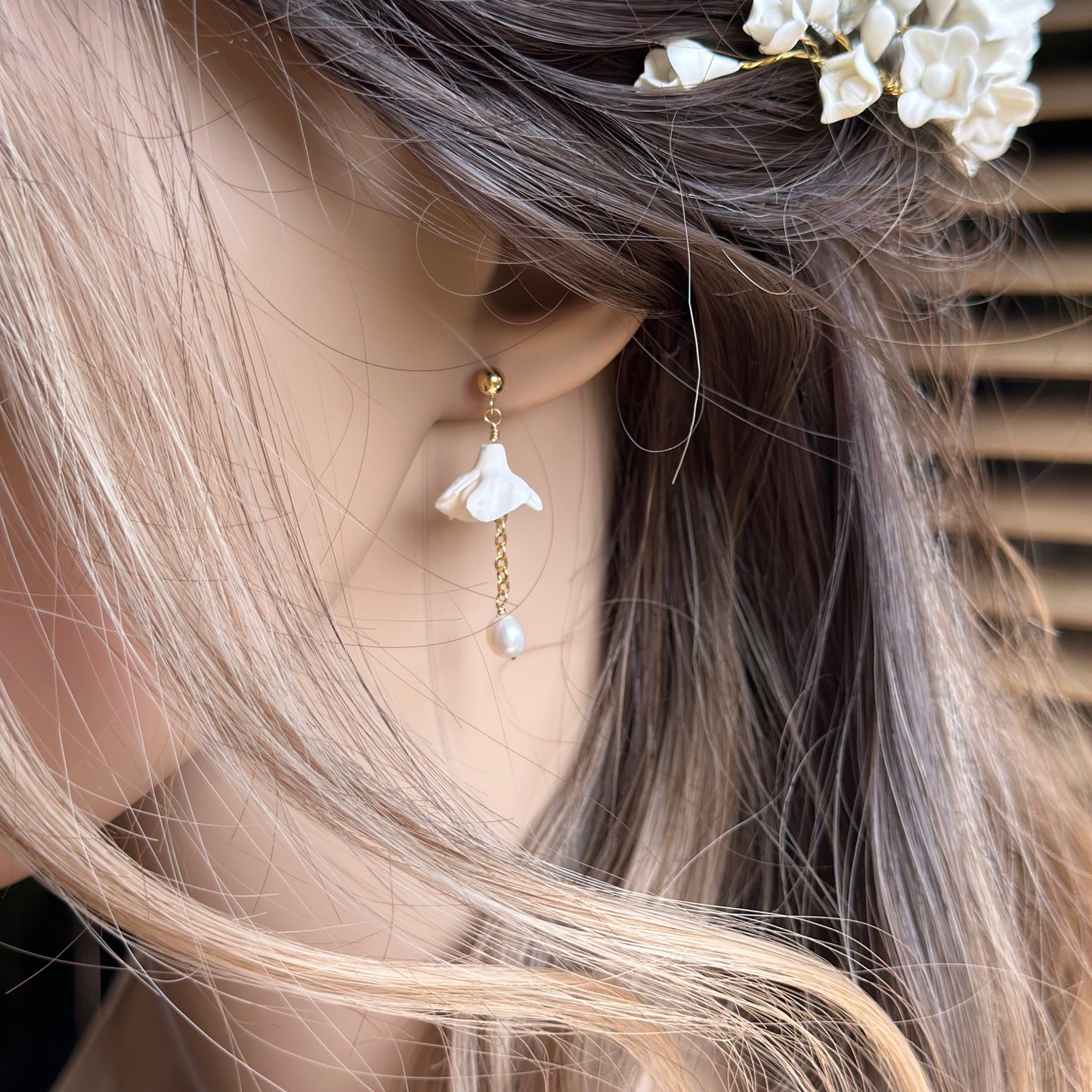 Boucles d'oreilles pendantes mariées fleuries