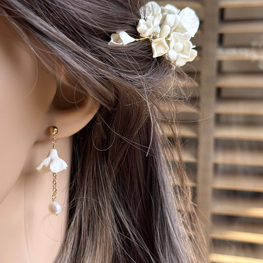 Boucles d'oreilles pendantes mariées  fleurs et perles - 