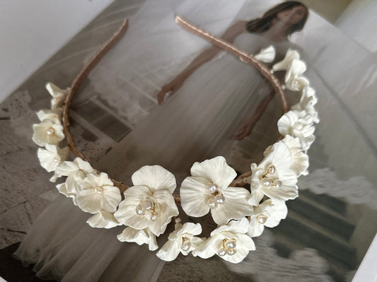 Couronne fleurs blanches et perles