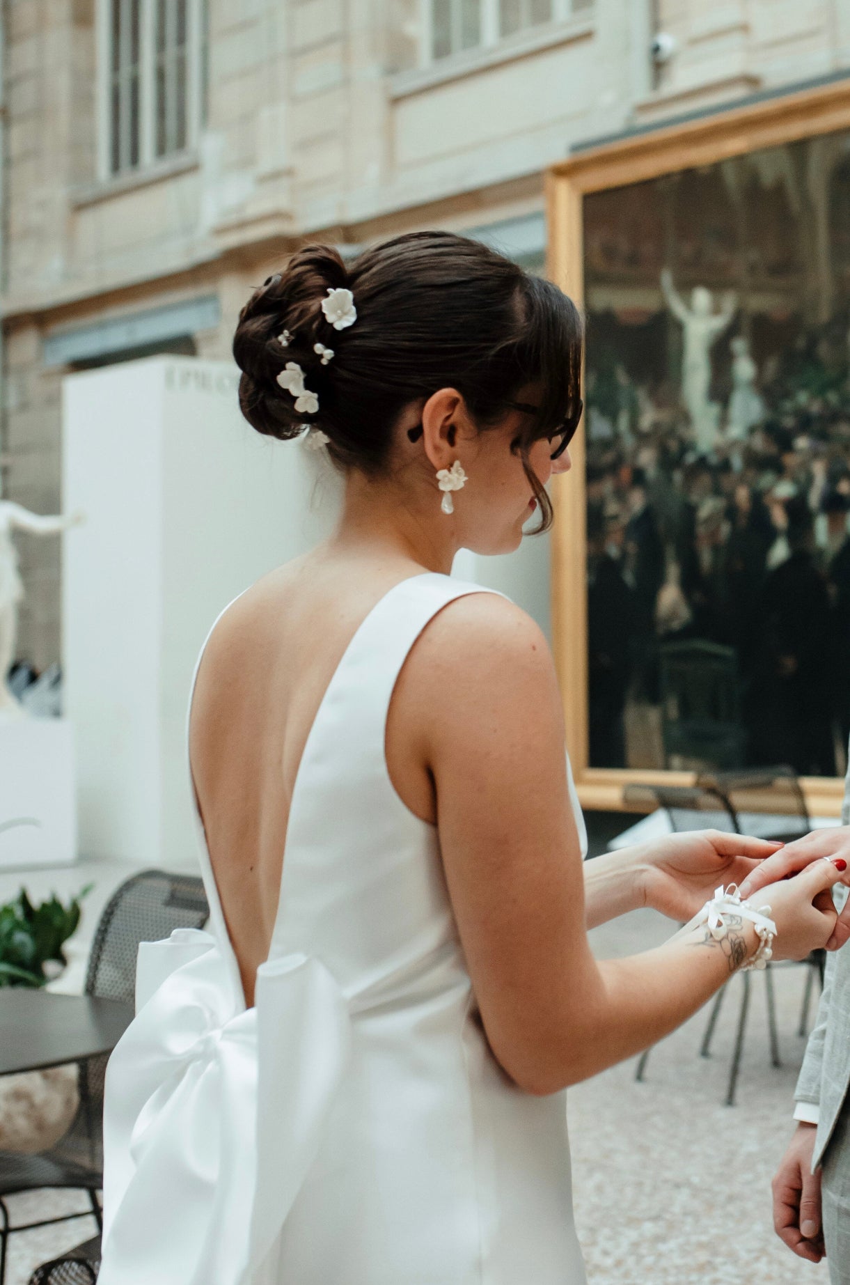 Bijoux de mariée en fleurs de porcelaine froide et perles d’eau douce – Création artisanale élégante