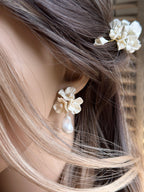 Boucles d’oreilles élégante de mariée fleurs et perle porcelaine et or 