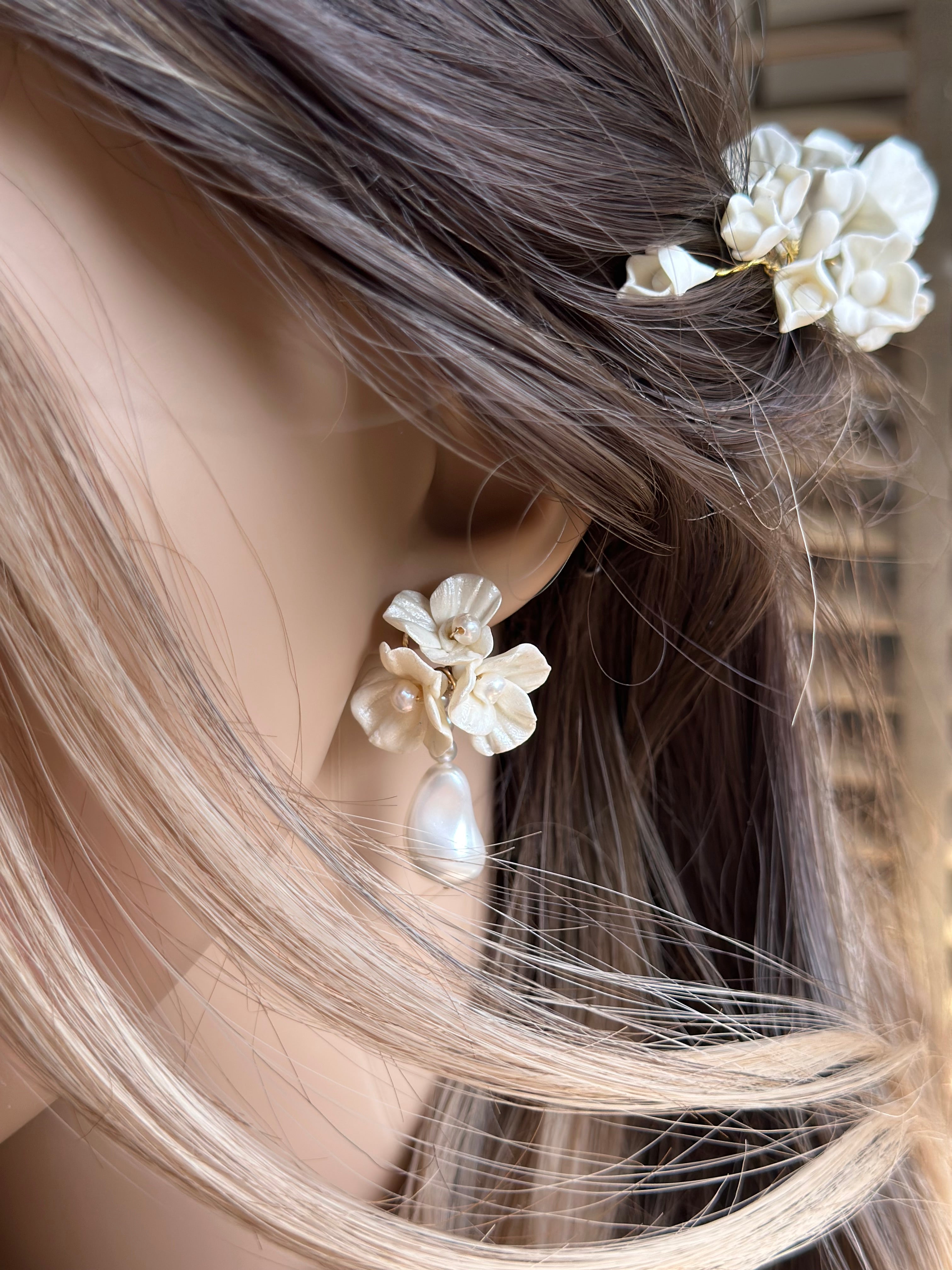 Boucles d’oreilles élégante de mariée fleurs et perle porcelaine et or 