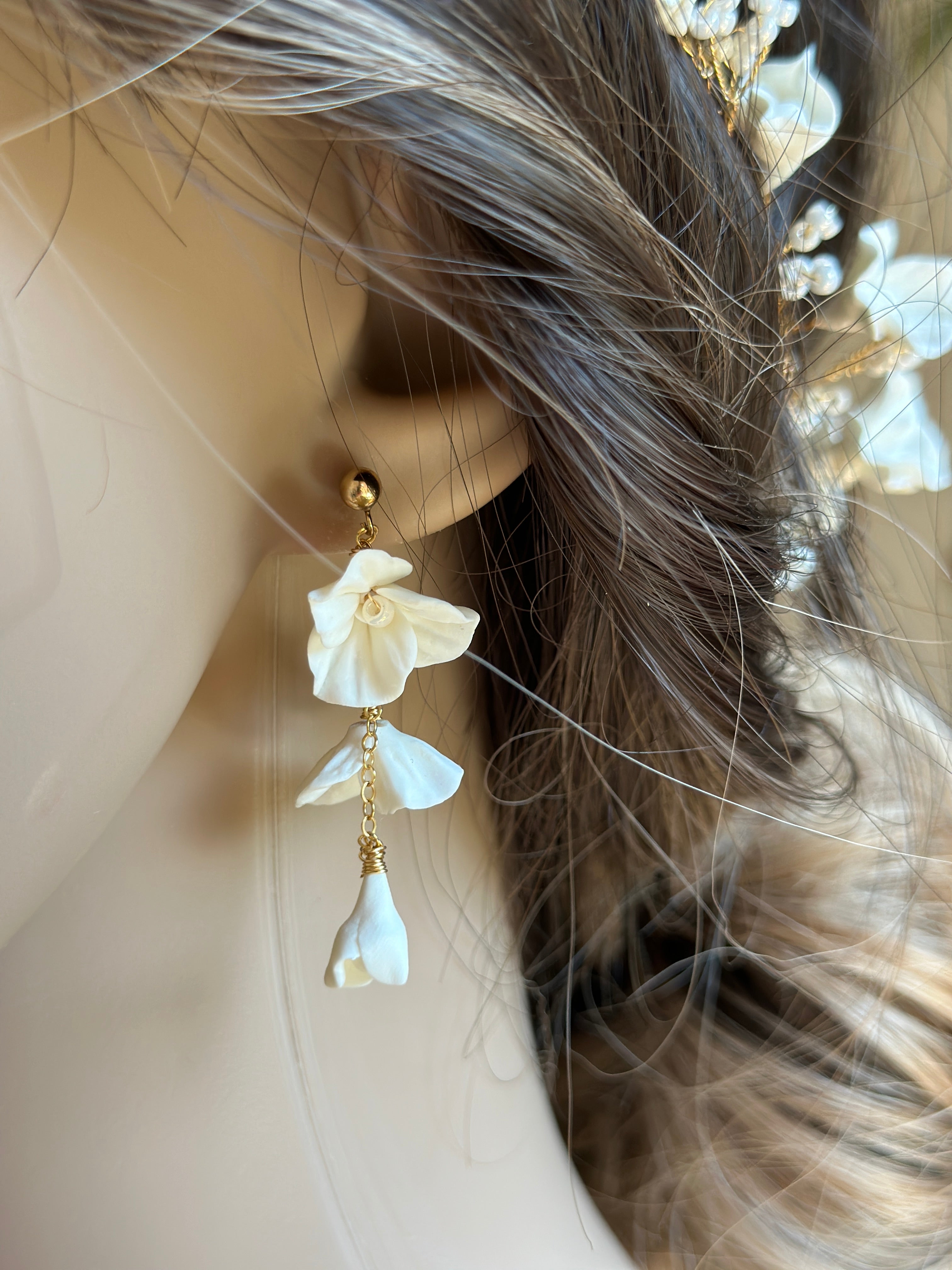Boucles d’oreilles élégante mariée fleurs porcelaine et or 