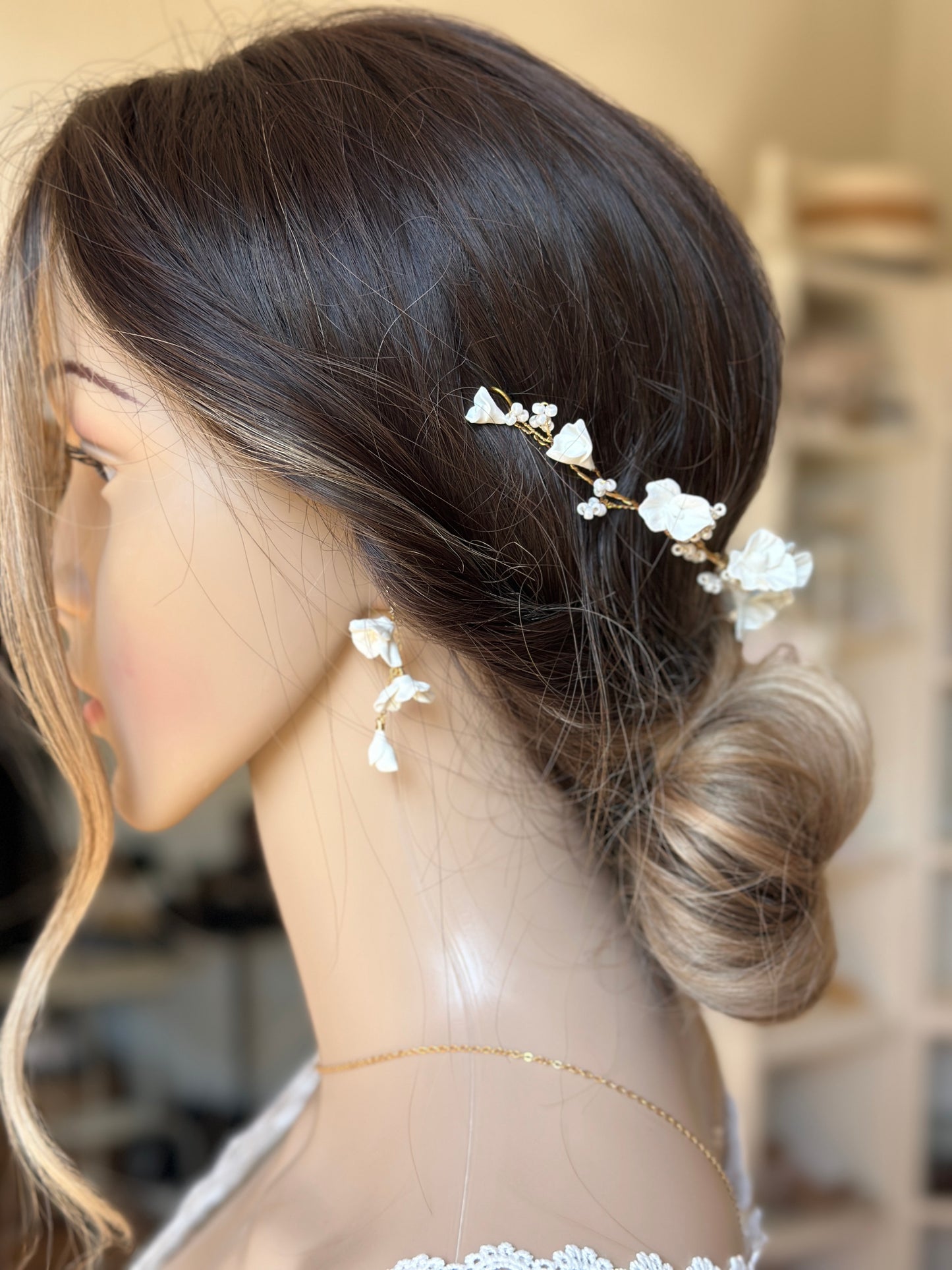Boucles d'Oreilles Florales en Porcelaine et Or
