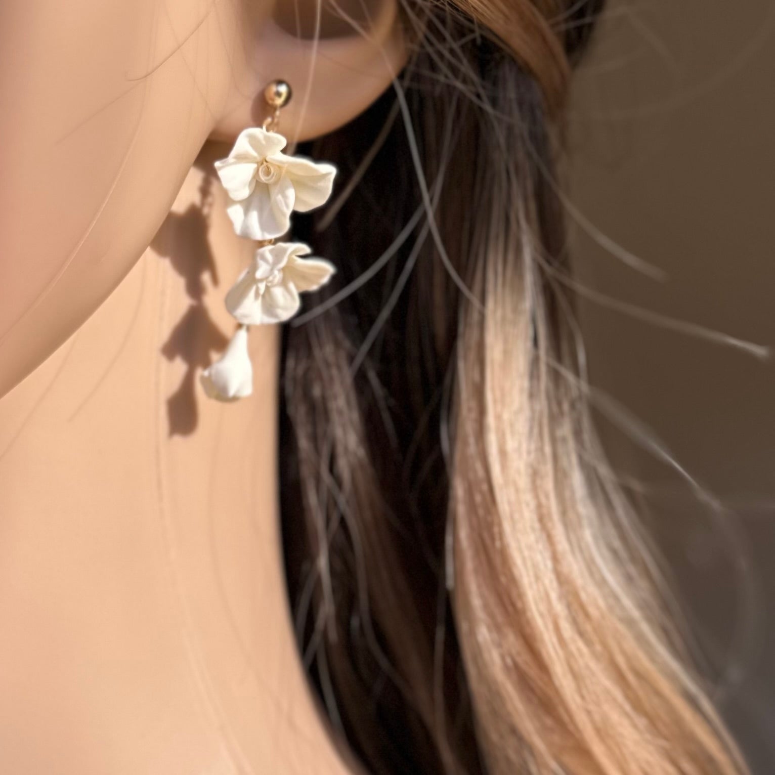 Boucles d’oreilles élégante pour mariée fleuries porcelaine et or 