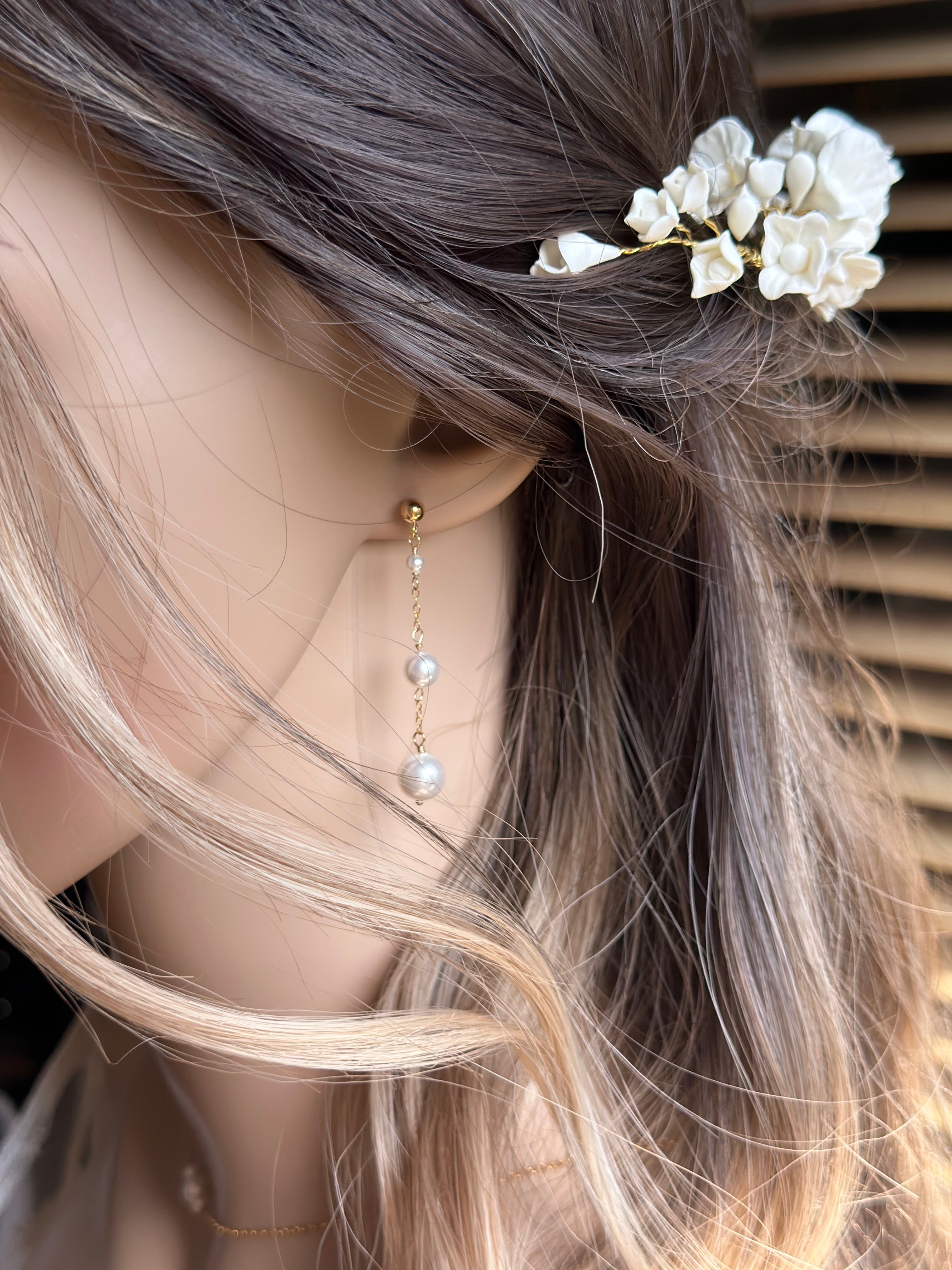 Boucles d’oreilles élégante mariée perles et or tombante 