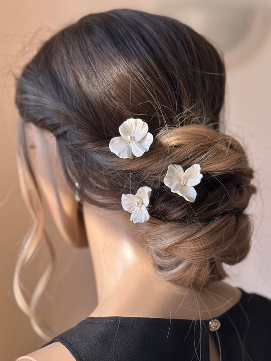 3 pics chignon mariage grandes fleurs et perles