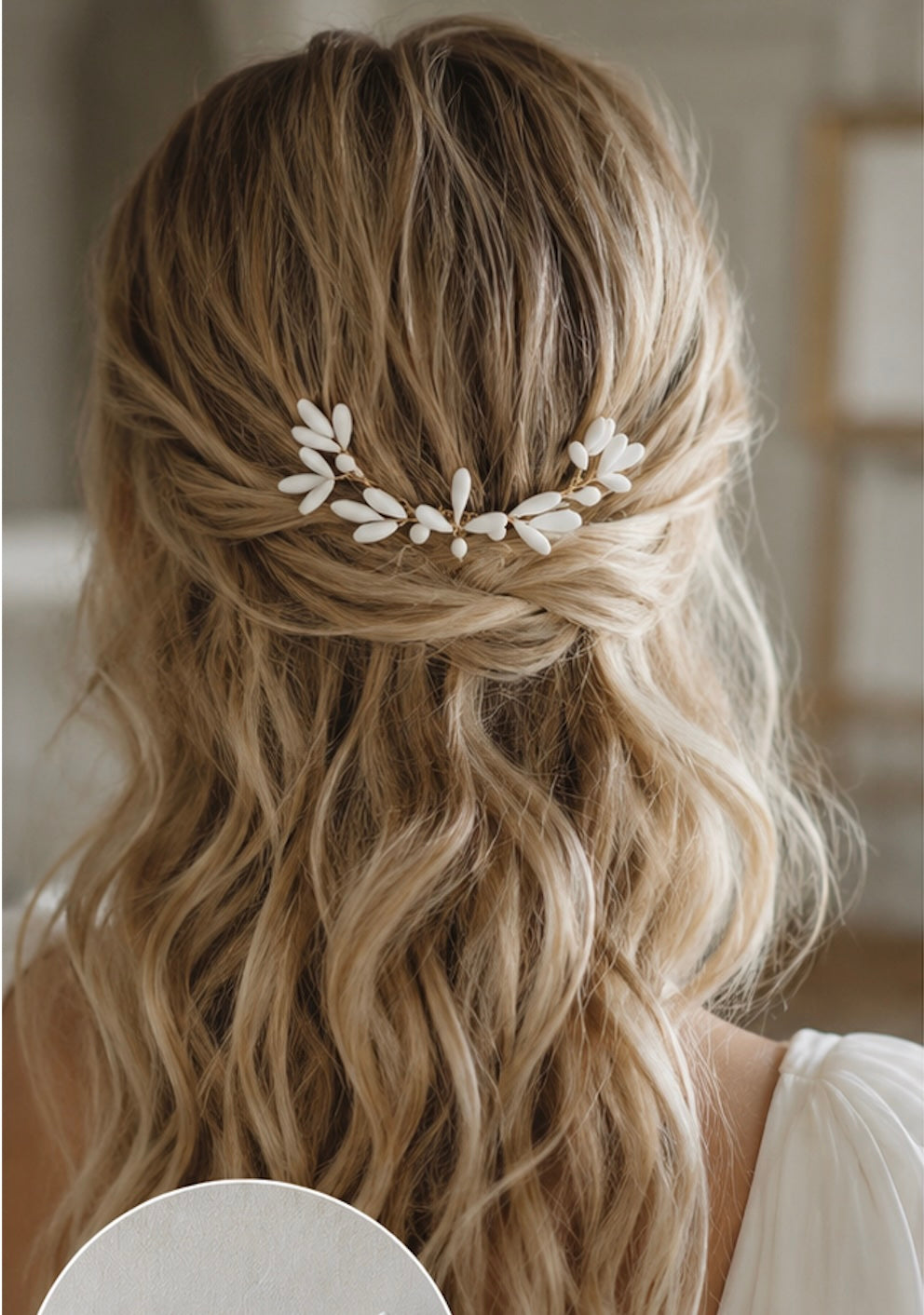 Peigne floral en porcelaine froide Blandine porté dans une coiffure élégante