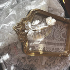 Peigne de mariée Léra avec fleurs en porcelaine froide sur finition dorée
