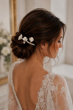 Peigne floral de mariée Léra porté dans un chignon élégant
