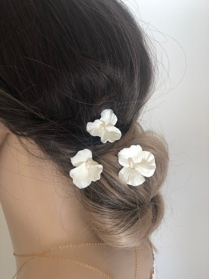 pic à chignon grande fleur blanche