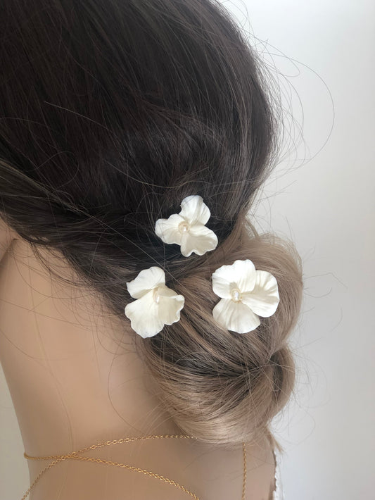 pic à chignon grande fleur blanche