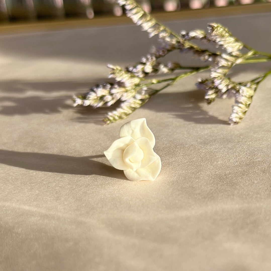 boucles d'oreilles petites fleurs blanches