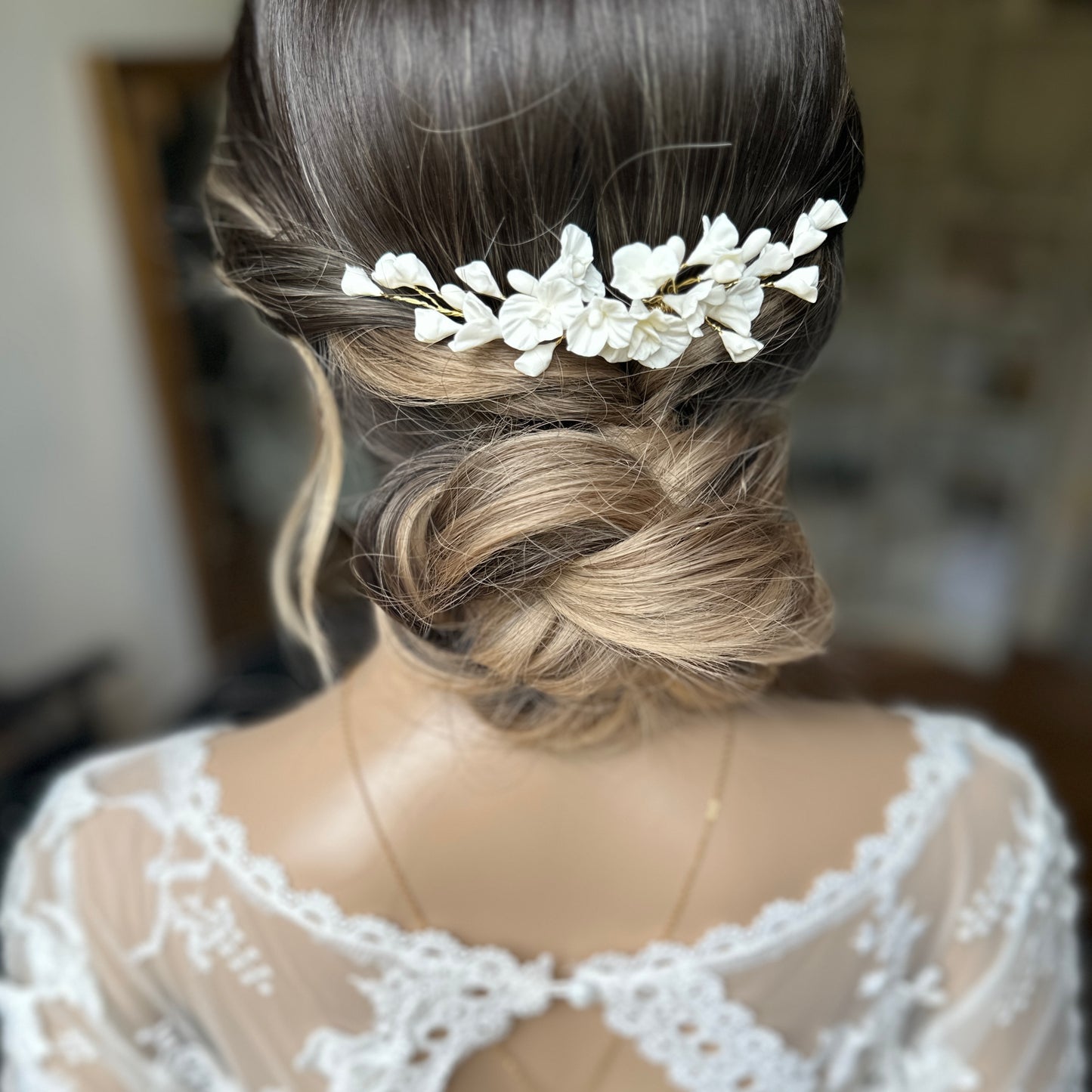 Broche cheveux mariage fleurs de porcelaine