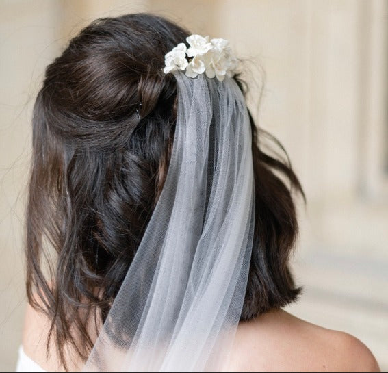 Peigne cheveux mariage en porcelaine froide et perles d'eau douce.