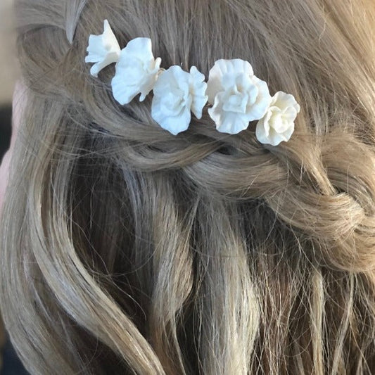 Peigne cheveux mariage fleurs blanches en porcelaine froide