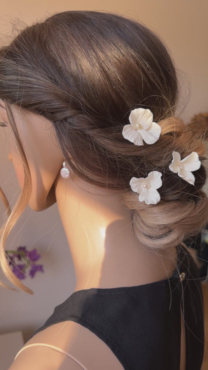 3 pics chignon mariage grandes fleurs et perles