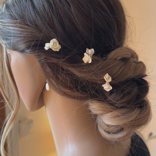 Pic chignon petites fleurs blanches mariée