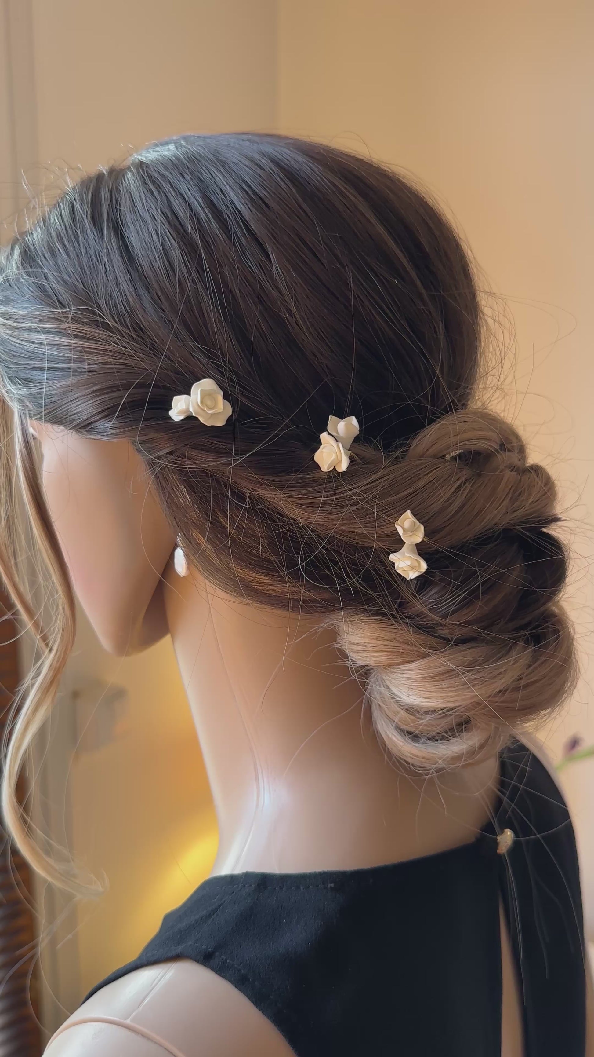 Pic chignon petites fleurs blanches mariée
