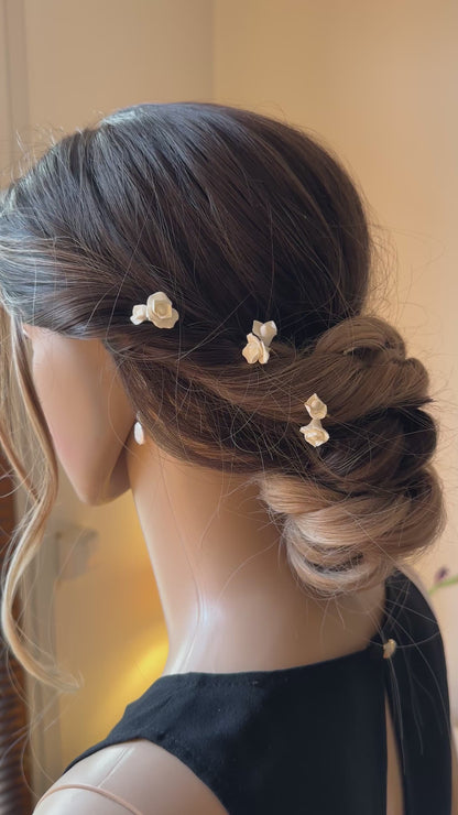 Pic chignon petites fleurs blanches mariée