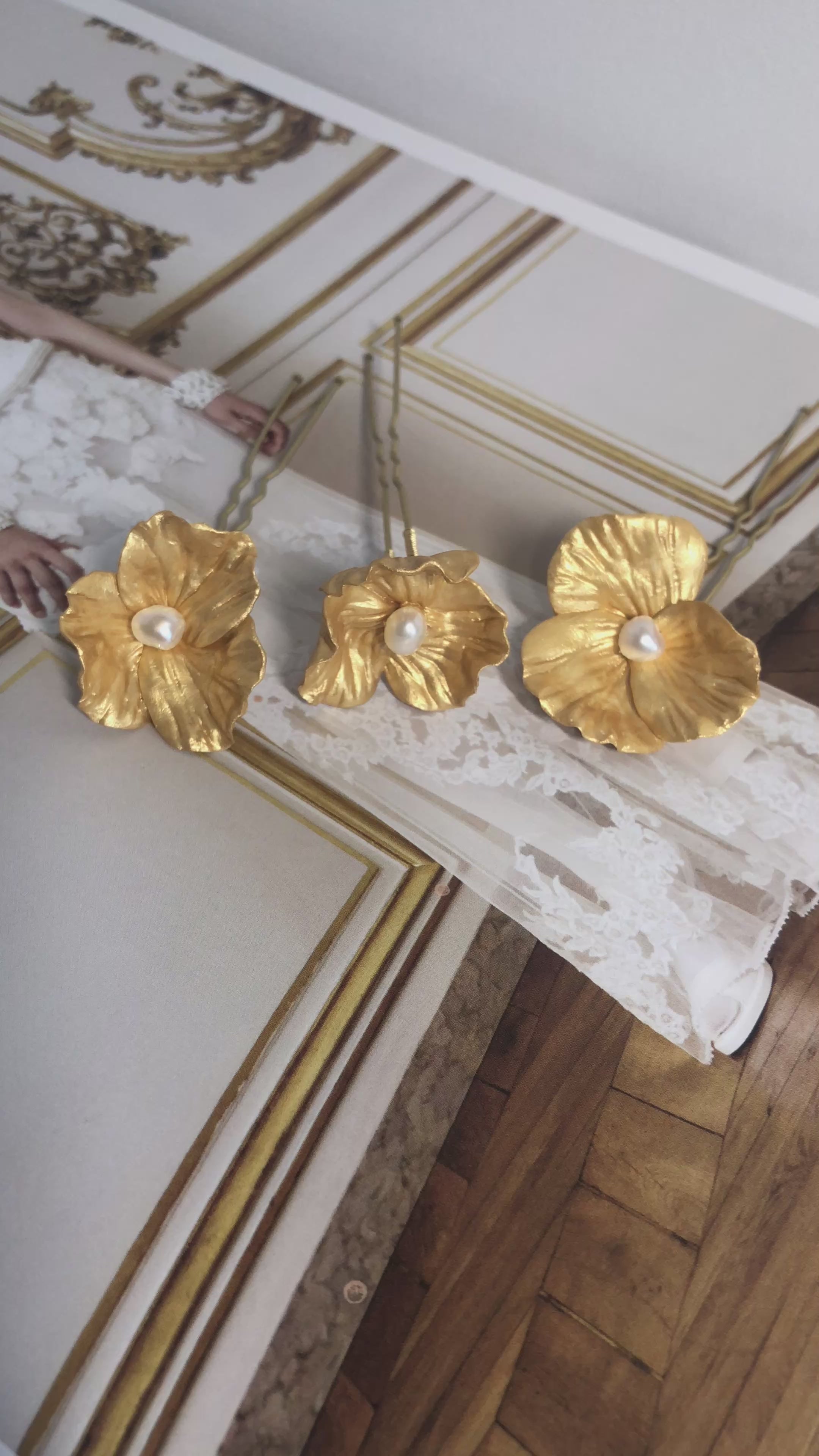 Pics à chignon perles et fleurs dorées