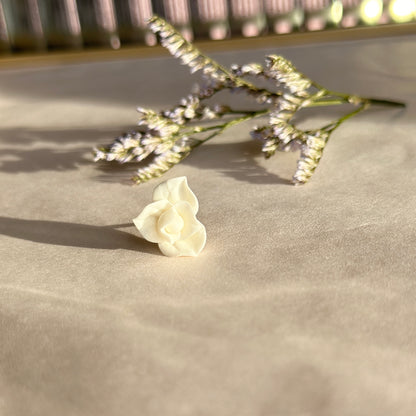 boucles d'oreilles petites fleurs blanches